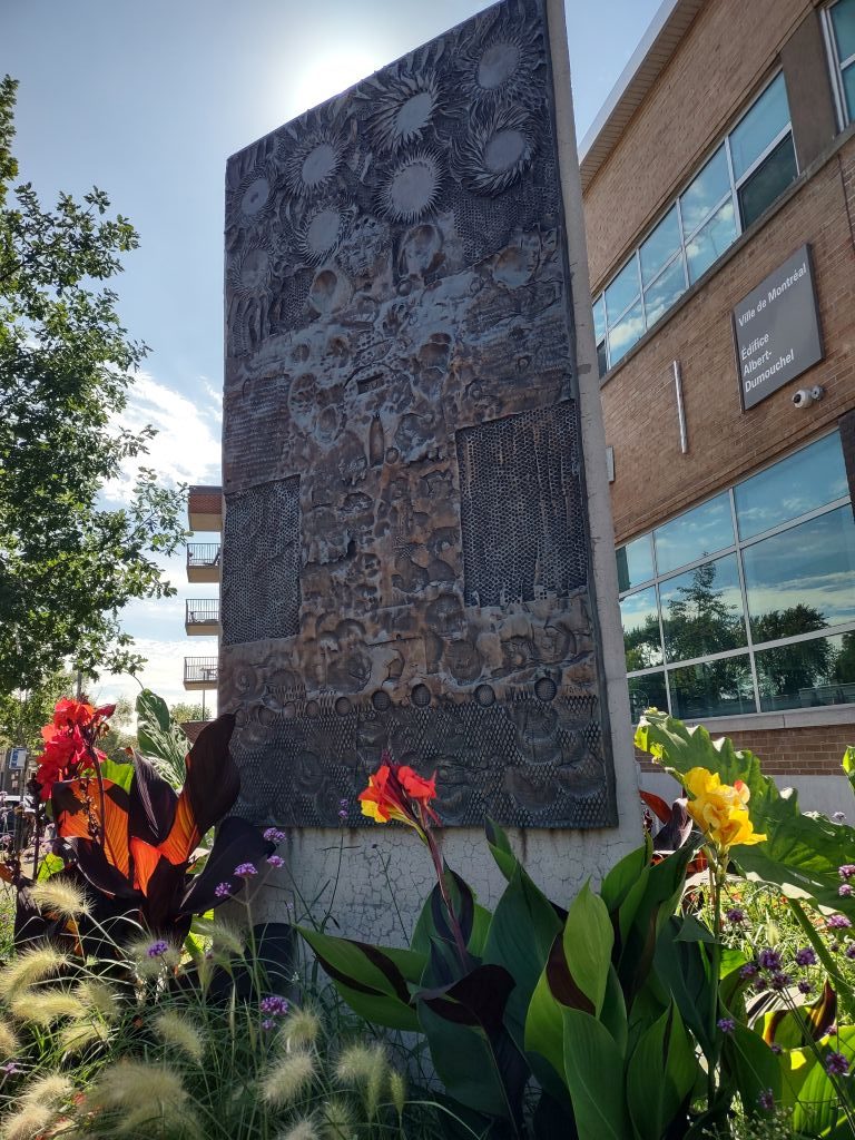L'Homme soleil, par Jordi Bonet, est une murale en bas-relief composée de motifs abstraits, de différentes textures et d'images figuratives dont huit soleils radieux encadrant une figure humaine. L'oeuvre a été créée entre 1973 et 1975 en céramique.