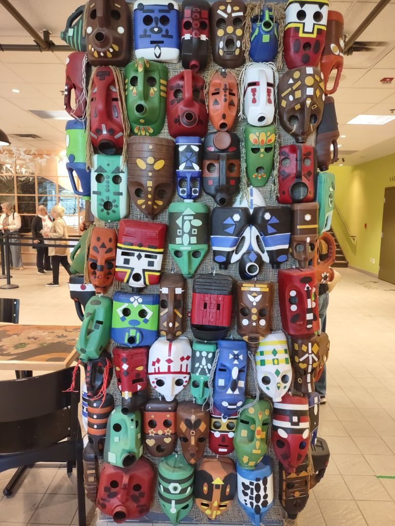 Installation permanente de Karl Dupéré-Richer
Montage de masques réalisés avec la collaboration de centaines de jeunes des Clubs de vacances de l'arrondissement.